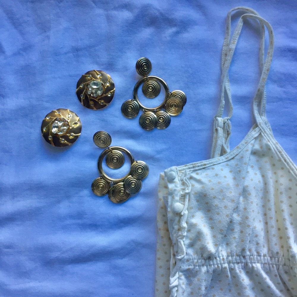Large gold statement clip on earrings - Picture 4 of 5
